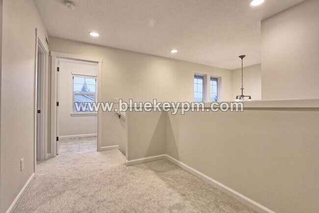 Building Photo - 3 Bed, 2.5 Bath Luxury Home in Ridgefield