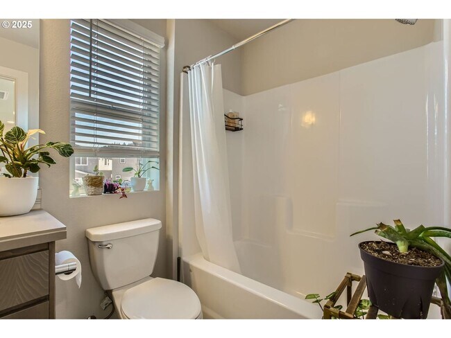 Building Photo - Modern Comfort in Happy Valley – 3BD/2.5BA...