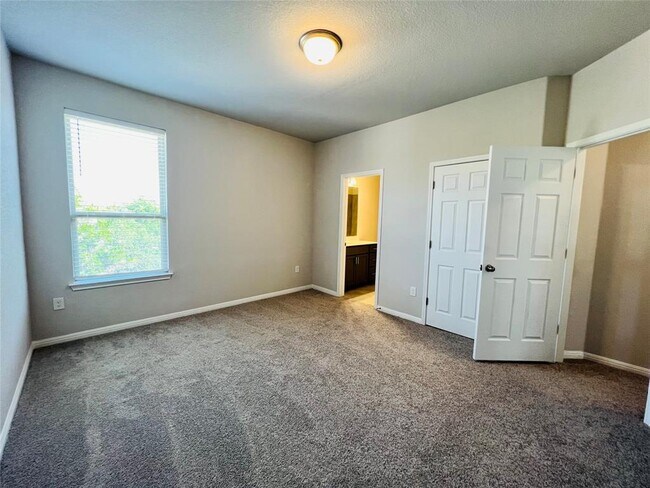 Building Photo - 136 MacArthur Dr