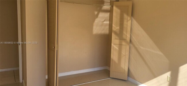 Building Photo - 1300 NE Miami Gardens Dr