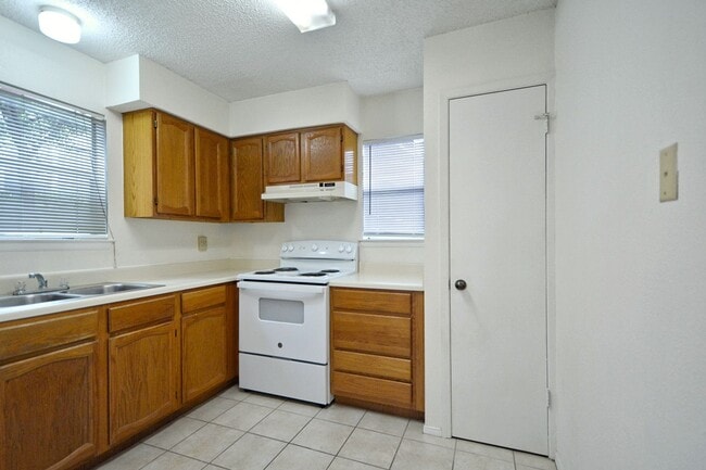 Building Photo - 663 Floral Ave
