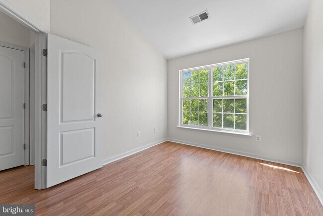 Building Photo - 702 Anoosh Ct