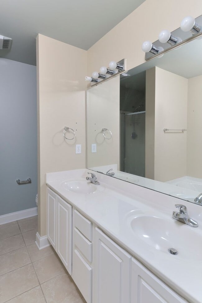 Building Photo - 2 Bedroom, 2.5 Bath in Hampton Forest- Mov...