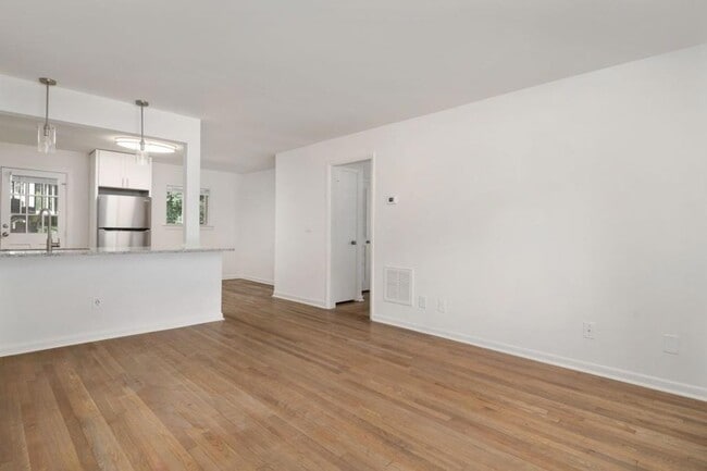 Building Photo - 711 Oakview Rd