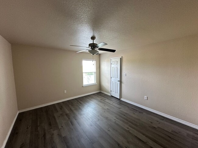 Building Photo - AVAILABLE NOW! (SECTION 8 ACCEPTED)