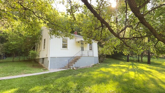 Building Photo - Spacious 2 Bedroom/1 Bath Home