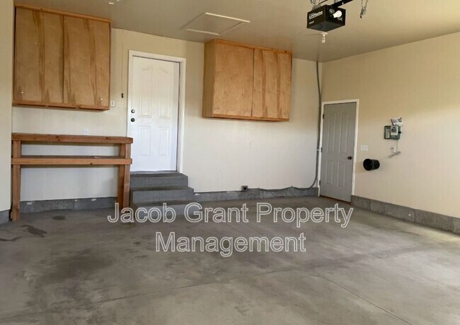 Building Photo - 3030 Devonwood Dr