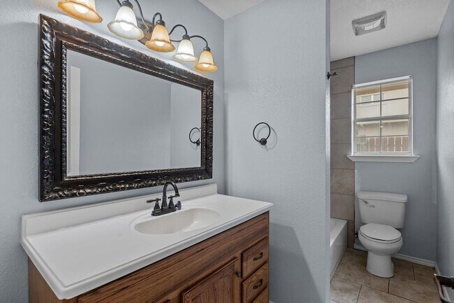Building Photo - 1708 English Dr