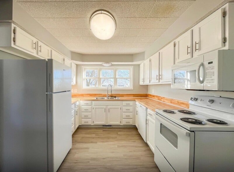 Building Photo - 6823 SW Knoll Ct