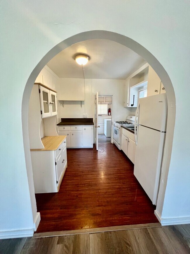 Building Photo - Walk to Beach, W/D, Shared Yard, Parking, No Pets