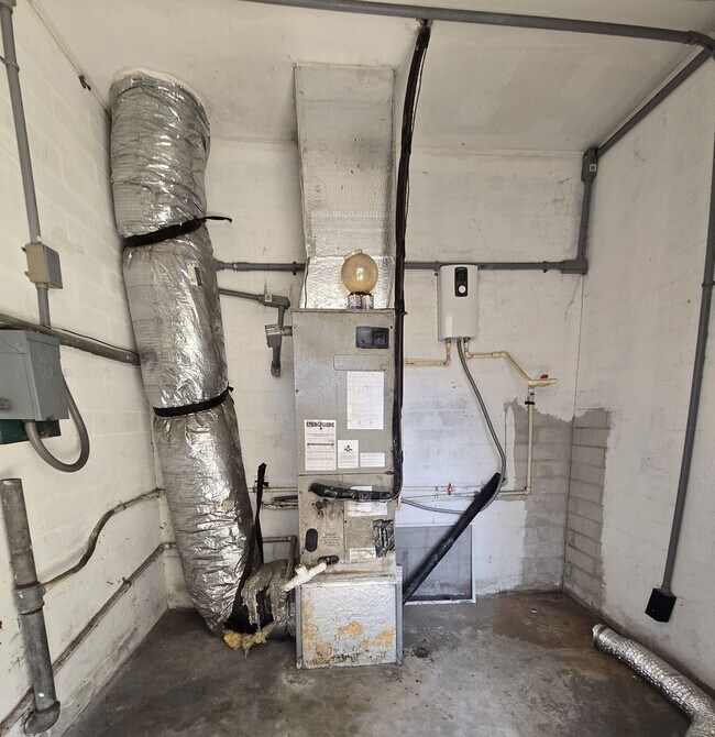 Building Photo - 1703 Edgewater Dr