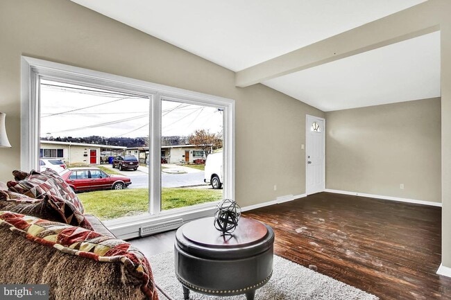 Building Photo - Coming Soon- Beautiful 3 Bedroom, 1 Bath h...