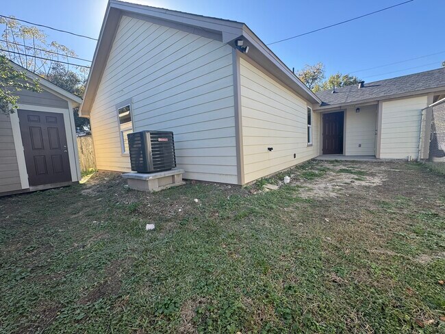 Building Photo - 702 Majorca Dr