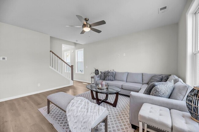 Building Photo - Beautiful 3 bedroom 2.5 bathroom two story home available in North Charleston!