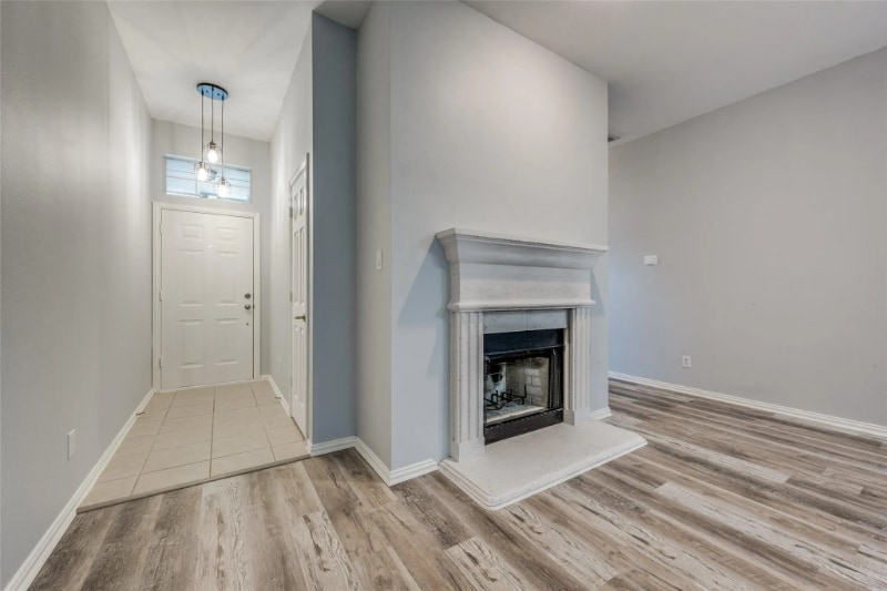 Building Photo - 1610 Poinsettia Blvd