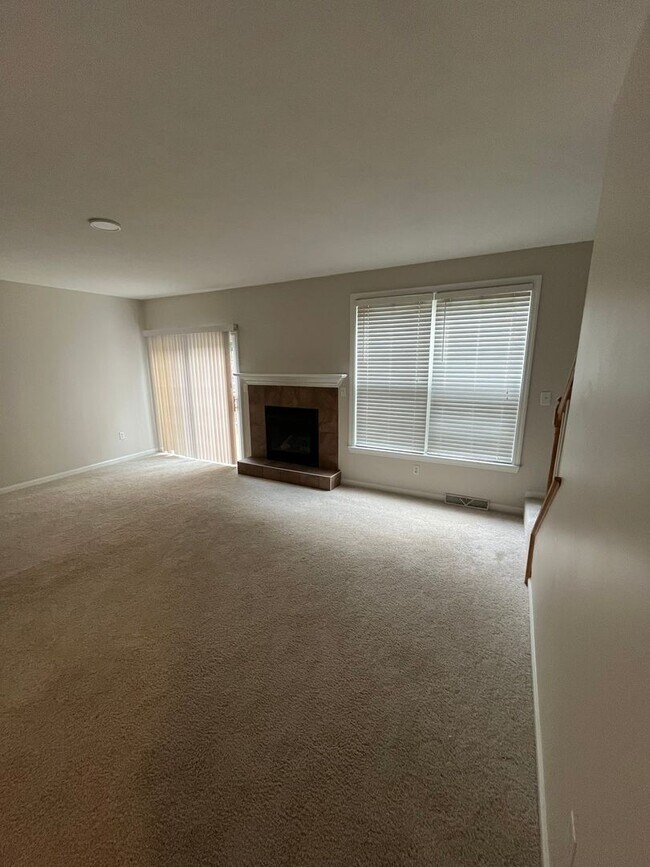 Building Photo - Newly Renovated 3 Bed 2.5 Bath Townhouse in Wexford available NOW!