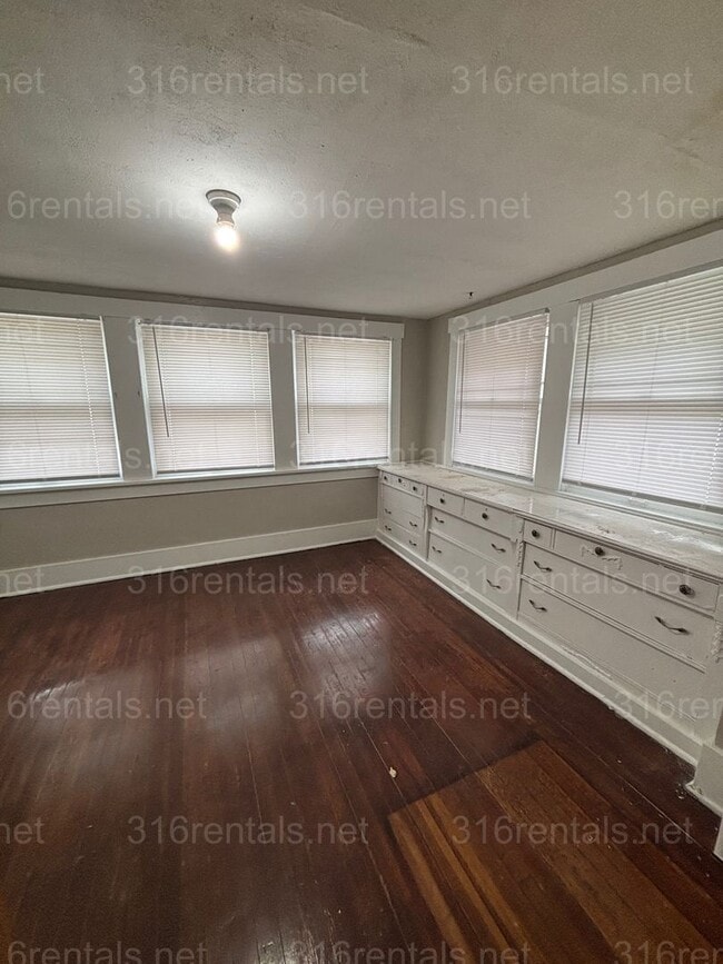 Building Photo - Five bedroom Two bath house for rent!