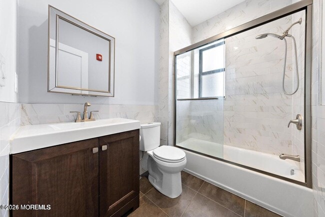 Building Photo - 160 Monmouth St