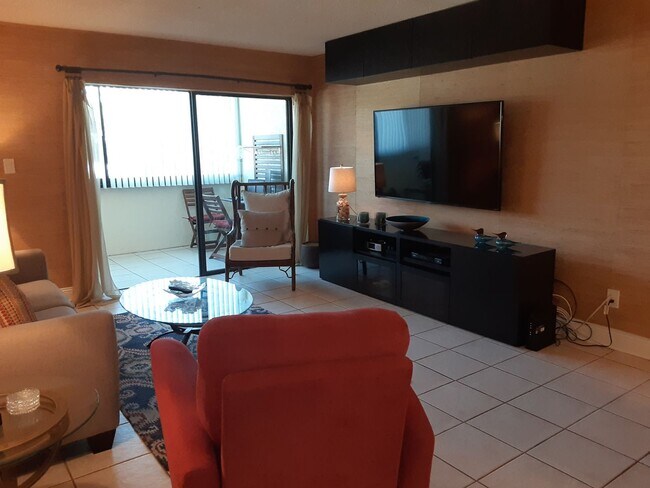 Building Photo - Seasonal/short term ONLY  Nicely renovated 2/2 condo across the street from LIDO BEACH!