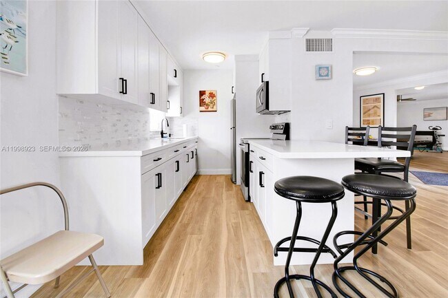 Building Photo - 2230 NE 56th Pl