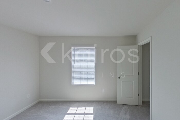 Building Photo - 233 Topaz Ln