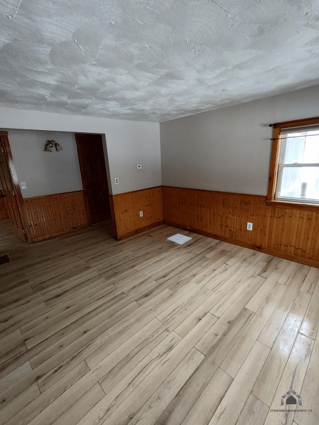 Building Photo - 328 N Pond Rd