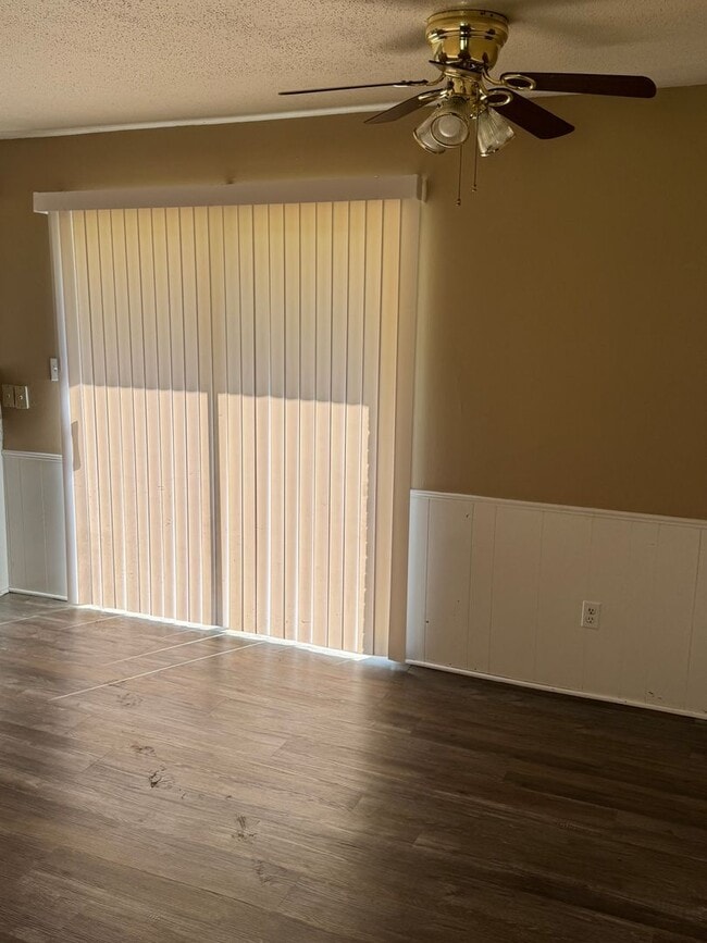 Building Photo - 3 bedroom 1 1/2 bath Home