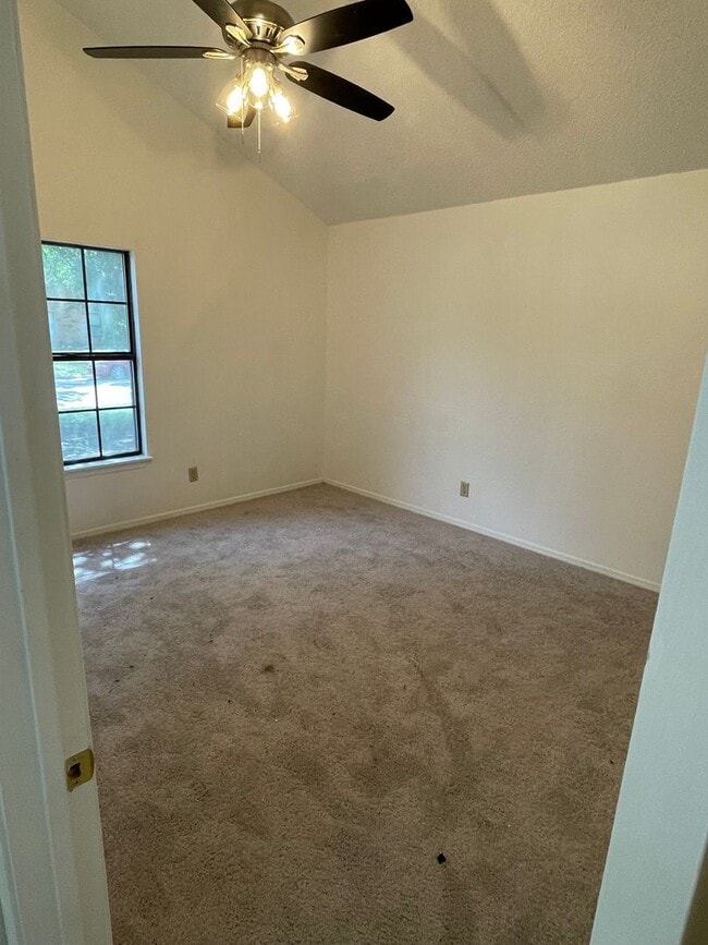 Building Photo - 3 BEDROOM 2 BATH 2 CAR GARAGE