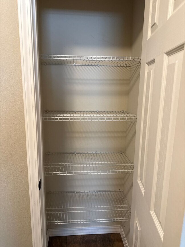 Building Photo - Beautiful Home in Deer Lake Estates