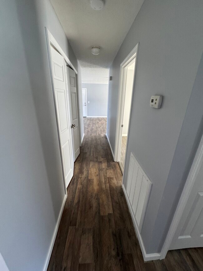 Building Photo - 1211 Redbud St