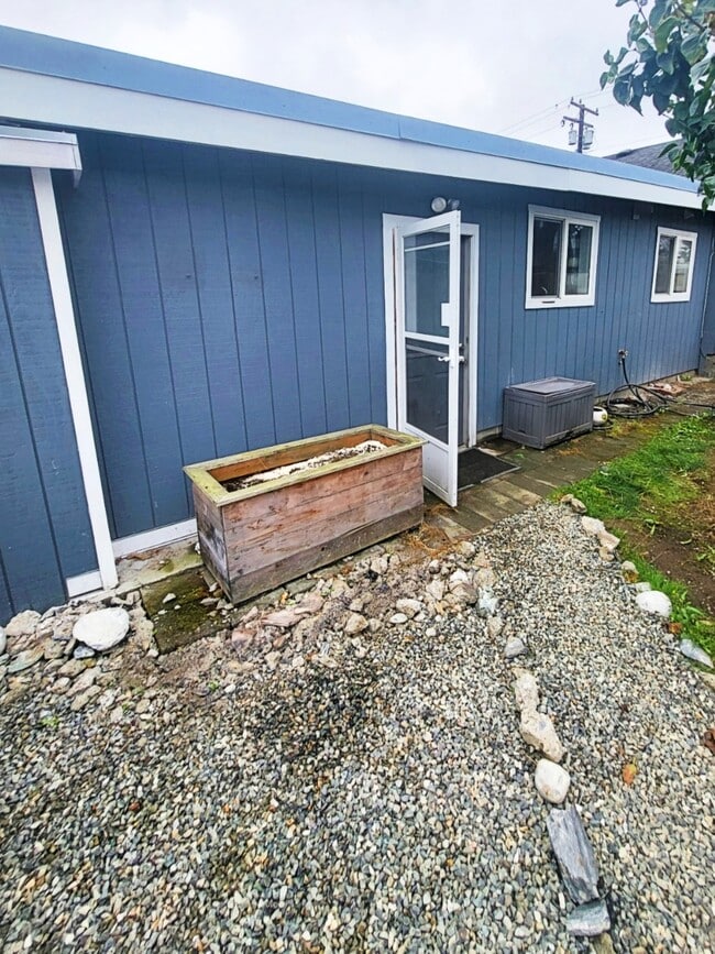 Building Photo - 817 Rita St