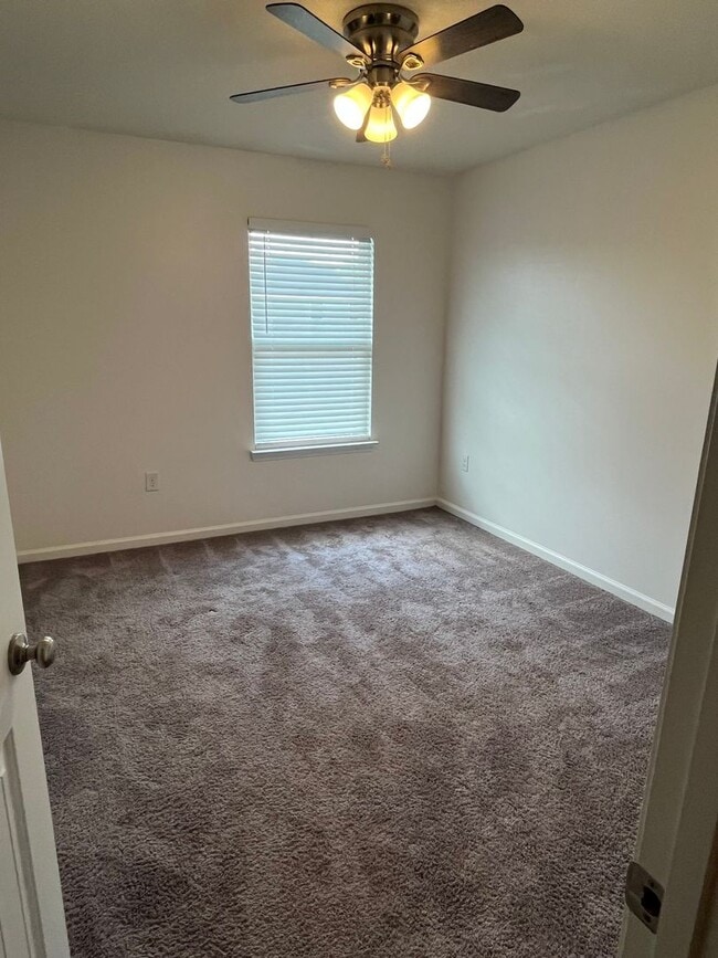 Building Photo - Convenient to shopping & Whiting Field!