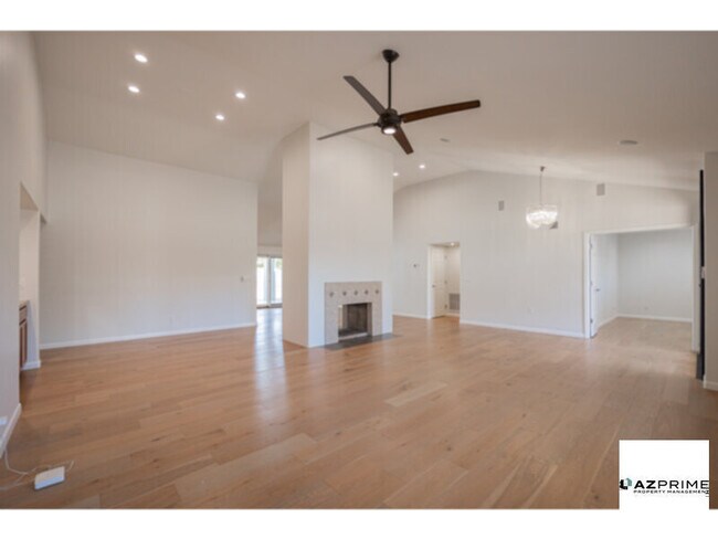 Building Photo - Elegant 3/2.5 Scottsdale Home - Vaulted Ce...