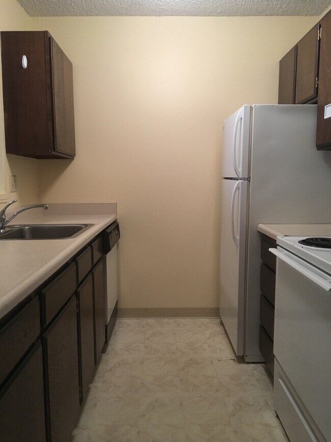 Building Photo - 1 bedroom 1 bath condo ask about our move in special!!
