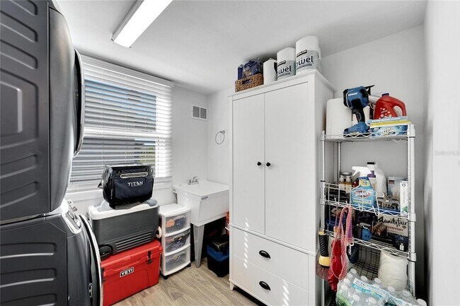 Building Photo - 1216 Hacienda Dr