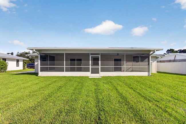 Building Photo - 8816 SE Alabama Pl