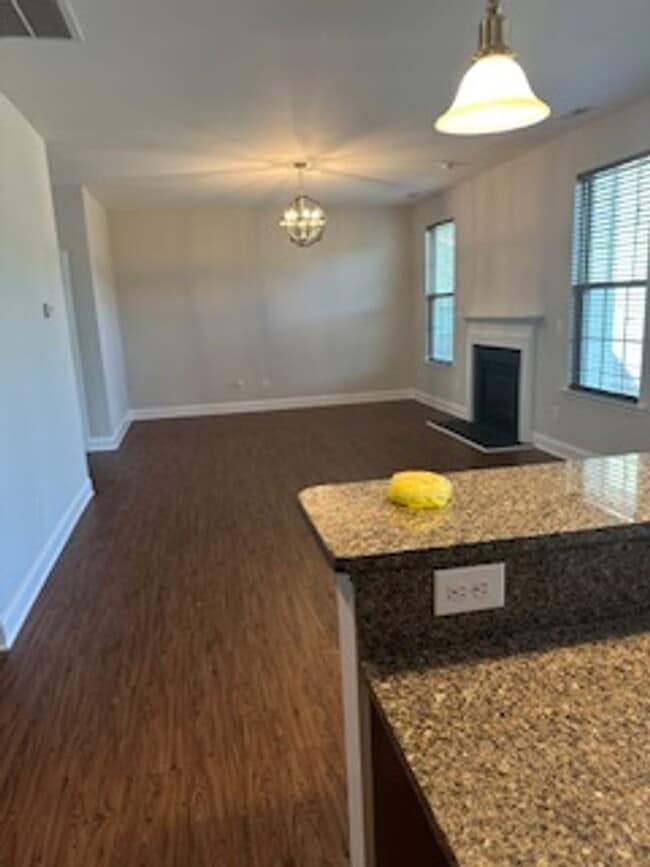 Building Photo - 4 Bedroom 2.5 Bath Single Family Home - COMING SOON!