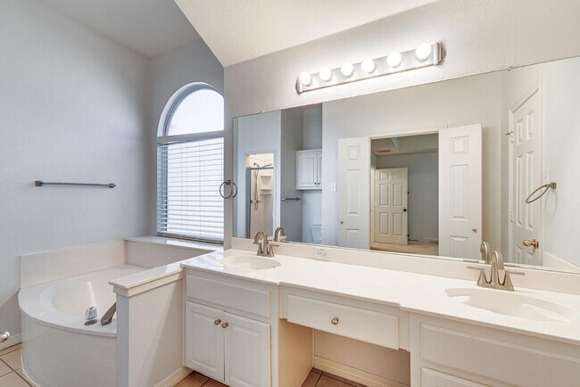 Building Photo - 1644 Greenway Ct