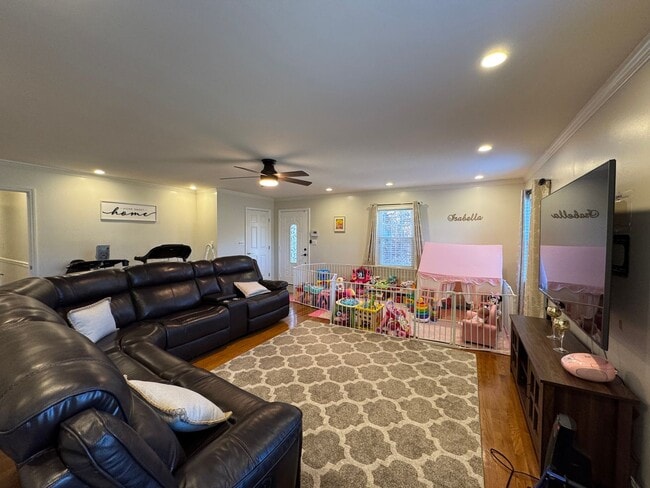 Building Photo - AVAILABLE TO SHOW!