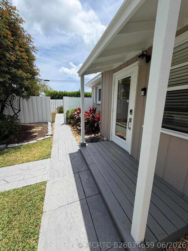 Building Photo - 204 S Seacrest Cir