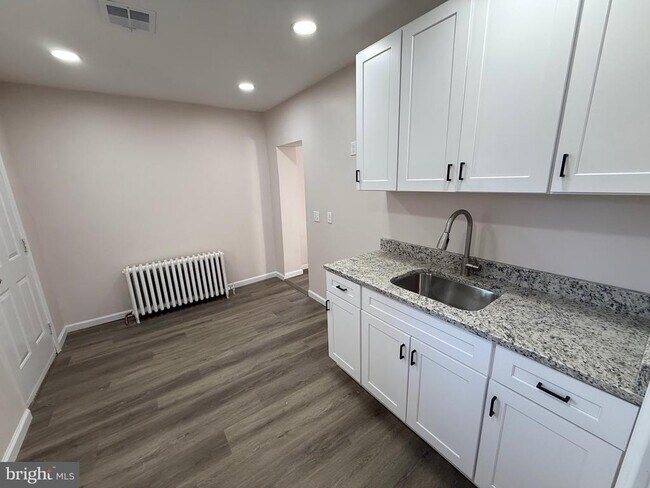 Building Photo - 2537 E Auburn St