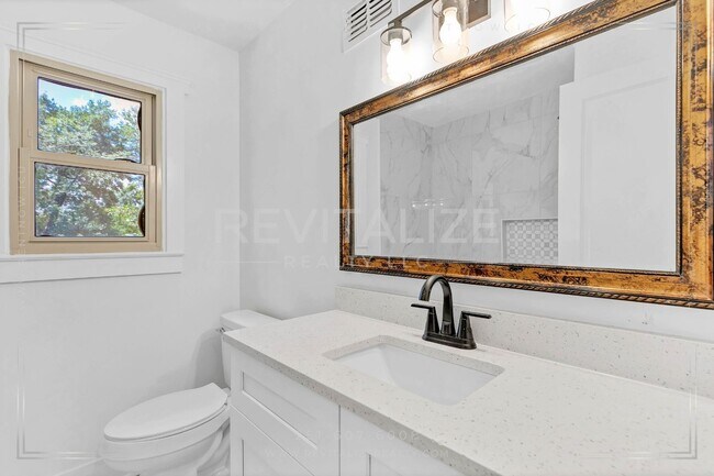 Building Photo - Newly Renovated 3 Bed / 2.5 Bath with Doub...