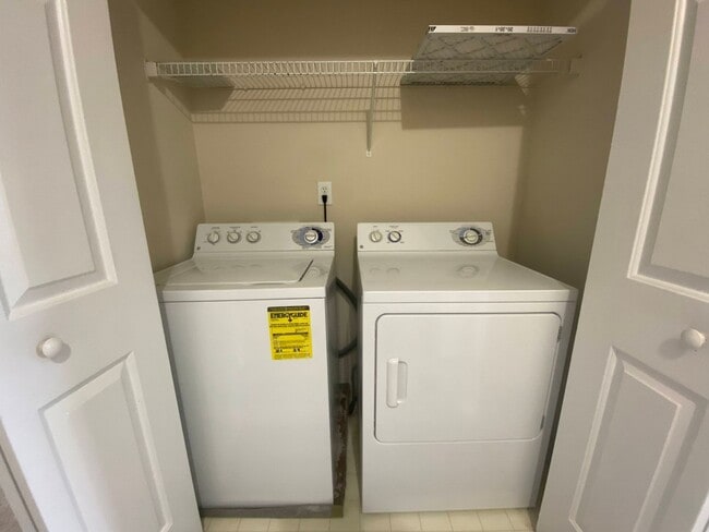 Building Photo - 2 bedroom duplex in Raleigh with ALL the amenities included