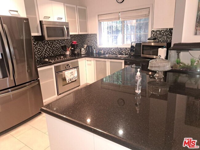 Building Photo - 137 Rexford Dr