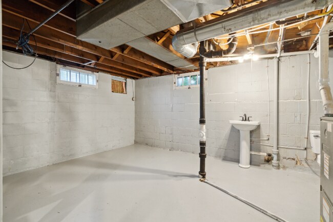 Building Photo - 413 16th Ave SW