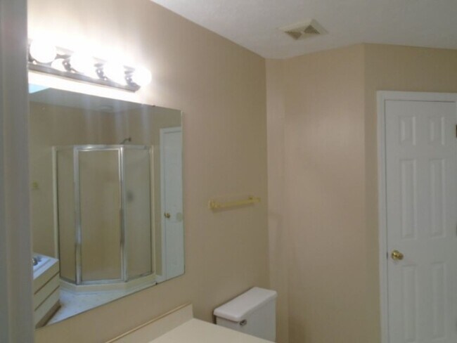 Building Photo - 2 bedroom condo for rent close to base!