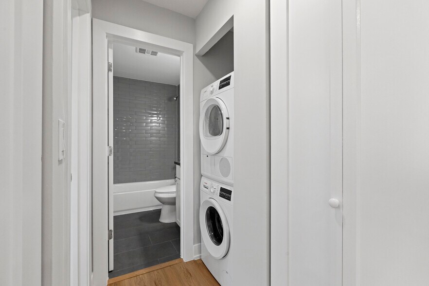 Building Photo - 531 W Aldine Ave