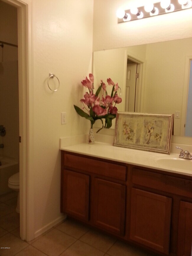 Building Photo - 1932 E Ravenswood Dr