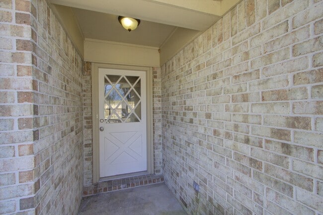 Building Photo - 118 Val Verde Trail