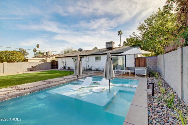 Building Photo - 7034 E Wilshire Dr